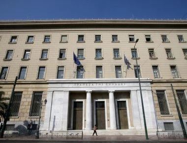 Σχέδιο μείωσης των κόκκινων δανείων κατά 50% από την Τράπεζα της Ελλάδος